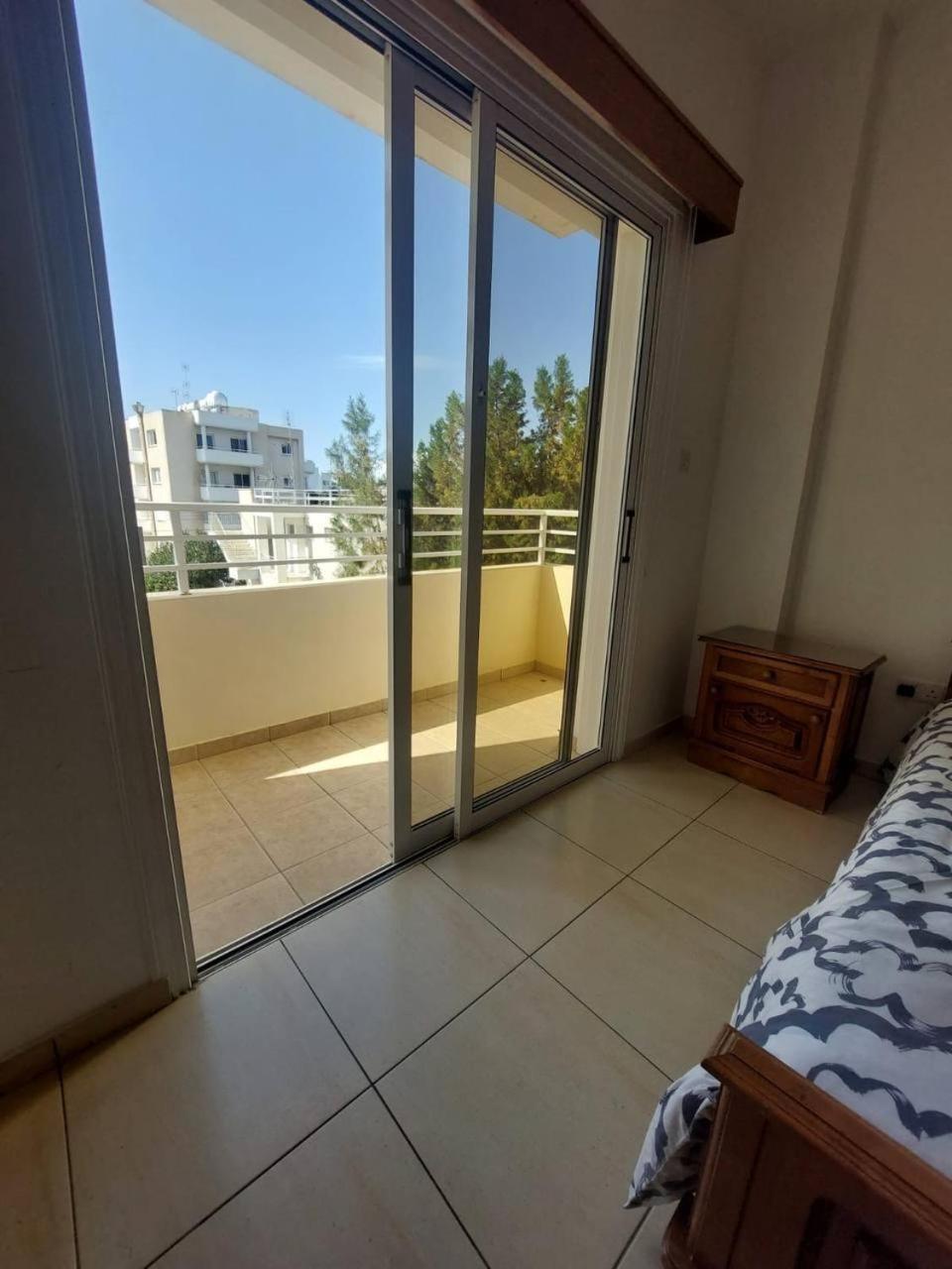 Sunny 2 Bedroom Larnaca Center Екстер'єр фото