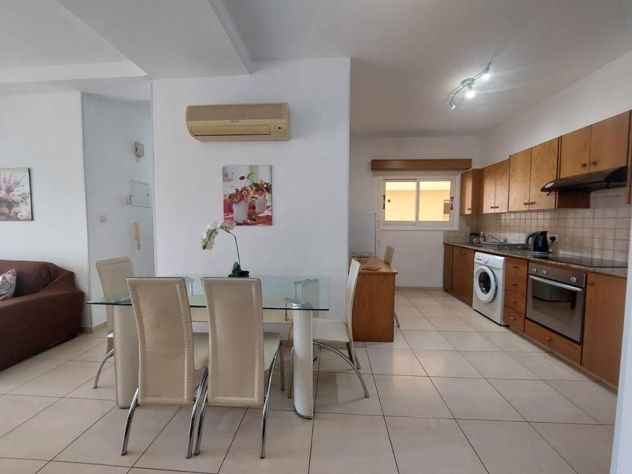 Sunny 2 Bedroom Larnaca Center Екстер'єр фото